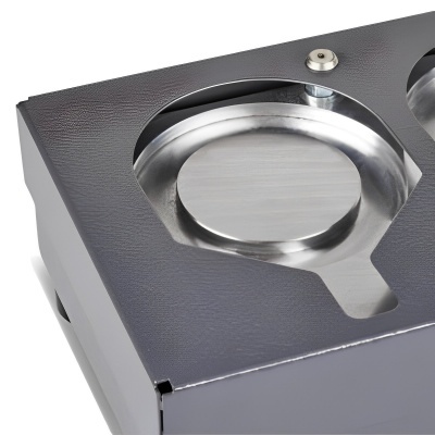 Recipiente metálico redondo inserido em estrutura cinza escuro texturizada