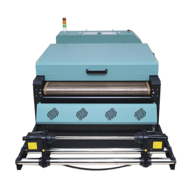 Máquina industrial azul e preta com rolos e painéis de ventilação num fundo branco