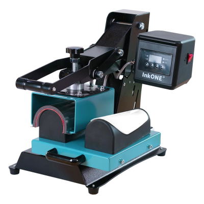Máquina de impressão InkONE para canecas, metálica preta e azul com painel digital e botão vermelho.