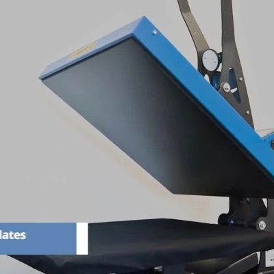 Prensa térmica CALORTRANS CT-3845 com painel digital e placas azul e preta.