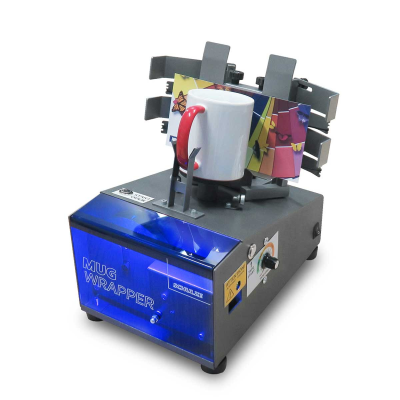 Máquina de estampagem de canecas cinzenta com painel azul translúcido e caneca branca de asa vermelha presa