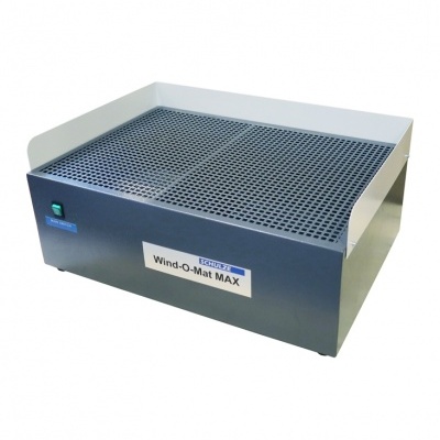 Ventoinha filtrante de bancada azul escuro com grelha preta e borda branca