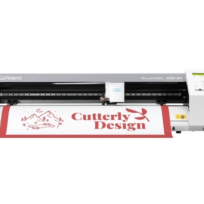 Impressora de corte Roland a imprimir design vermelho em papel branco