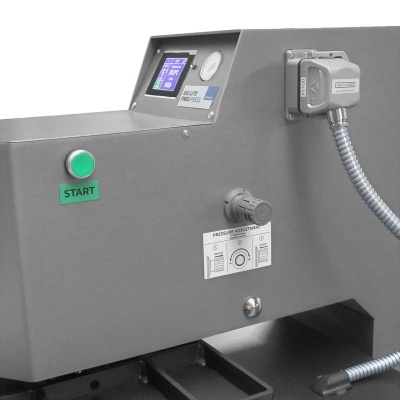 Máquina industrial cinzenta com botão START verde e display digital