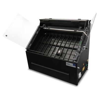 Equipamento preto com tampas transparentes e divisórias internas