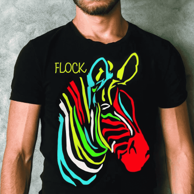 T-shirt preta com estampa colorida de zebra e texto 'FLOCK'.