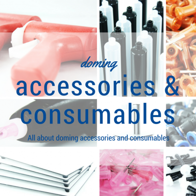 Vários acessórios e consumíveis para equipamentos, com texto em inglês sobre doming.