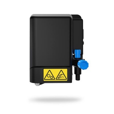 Unidade preta com botão azul e sinais de aviso amarelos