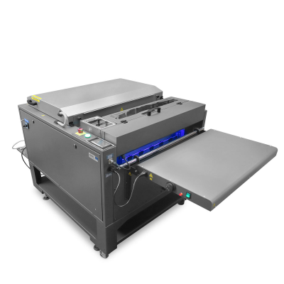 Máquina industrial cinzenta com superfície de trabalho e luz azul