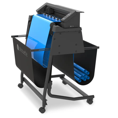 Impressora de grandes formatos preta com rolo azul de papel