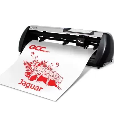 Plotter de recorte com design vermelho de leopardo e texto em papel branco