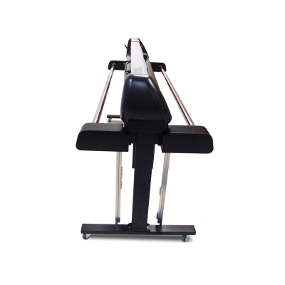 Mesa de pingue-pongue com estrutura prateada e base preta com rodas