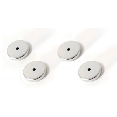 Quatro discos metálicos prateados com buraco central sobre fundo branco