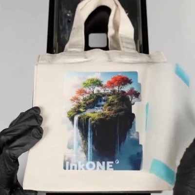 Prensa térmica sendo utilizada para transferir imagem a uma bolsa de tecido