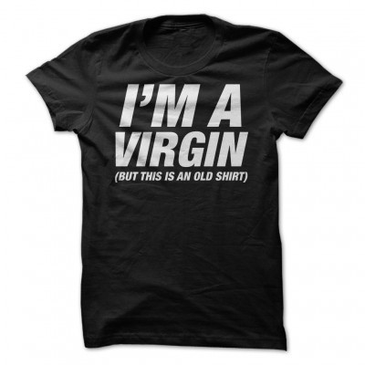 T-shirt preta com texto branco I'M A VIRGIN (BUT THIS IS AN OLD SHIRT)