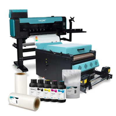 Impressora digital InkONE com tintas coloridas, rolos de material branco e embalagem de pó.