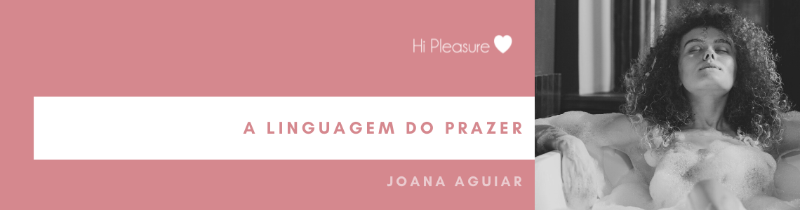 Cartaz dividido com texto sobre fundo rosa e fotografia em preto e branco de mulher com cabelo encaracolado