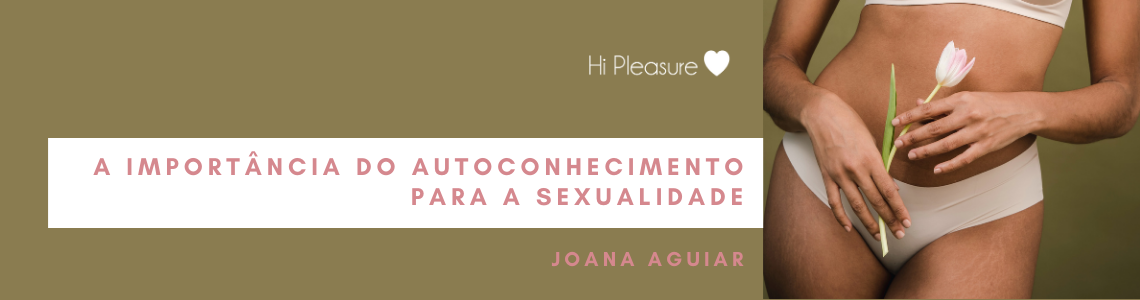 Mulher com roupa interior bege segurando flor branca com texto sobre autoconceito e sexualidade