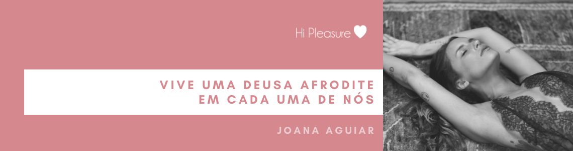 Cartaz com mensagem motivacional em rosa e branco ao lado de foto em preto e branco de mulher com vestido floral e braços levantados