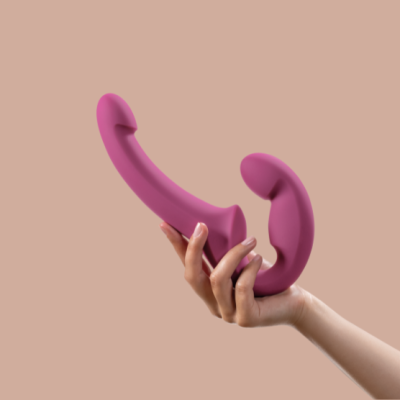 Produto de silicone cor-de-rosa segurado por mão