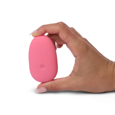 Dispositivo oval rosa segurado por mão feminina com unhas pintadas