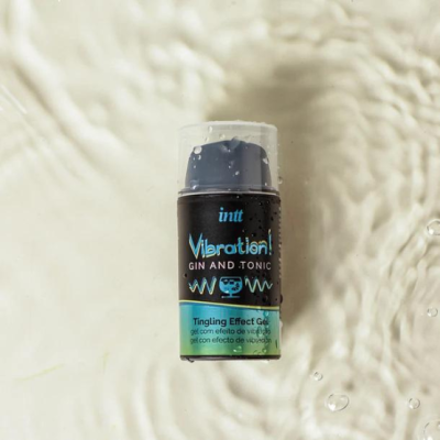 Frasco de gel com efeito de vibração intt Vibration! Gin and Tonic sobre superfície com água