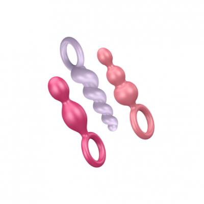 Três brinquedos sexuais coloridos com anel circular
