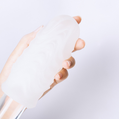 Objeto translúcido branco com textura ondulada segurado por uma mão