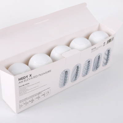 Caixa branca aberta com quatro produtos cilíndricos brancos e texto HEDY X