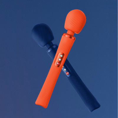 Dois vibradores de mão laranja e azul escuro com textura ondulada e botões prateados sobre fundo azul