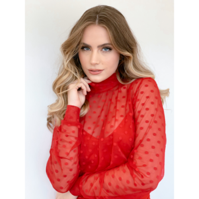 Blusa feminina vermelha transparente com bolinhas e gola alta