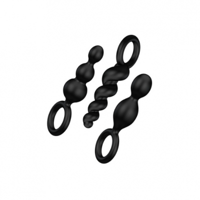 Três instrumentos pretos com formas texturizadas e anéis, sobre fundo branco