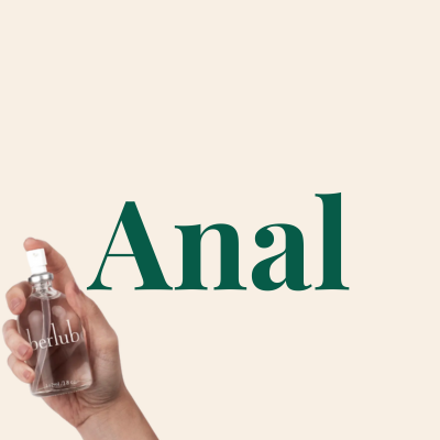 Frasco de spray transparente Berlub segurado à mão com texto Anal ao fundo