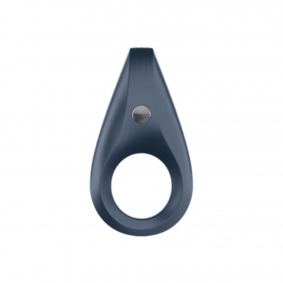 Anel azul escuro com botão metálico num fundo branco