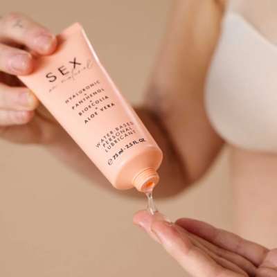 Frasco cor de pêssego do produto SEX and the local com gel transparente a ser aplicado na mão