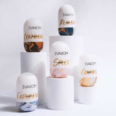 Cinco frascos brancos SVAKOM com desenhos abstratos coloridos em cilindros brancos