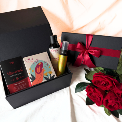 Caixa de presente preta com produtos de beleza e rosas vermelhas