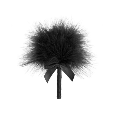 Pena preta com cabo e laço preto