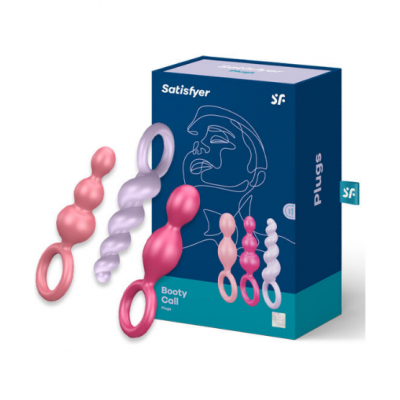 Três plugs de silicone coloridos junto a embalagem azul da marca Satisfyer