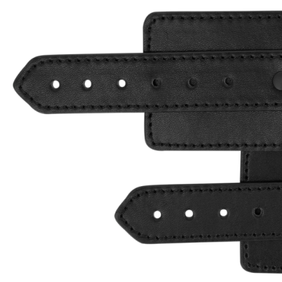 Correia preta sintética com orifícios e botão