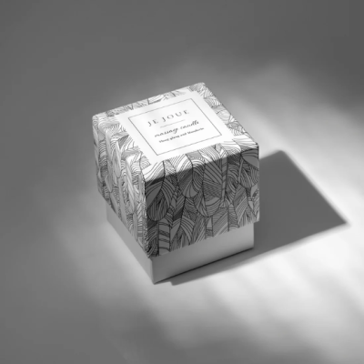 Caixa de velas perfumadas com design de folhas em branco e preto