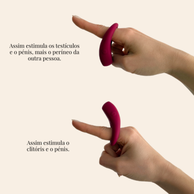 Dispositivo sexual vermelho vinho em mãos mostrando uso nos dedos e texto explicativo em português
