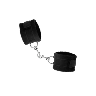 Algemas pretas de tecido com corrente metálica