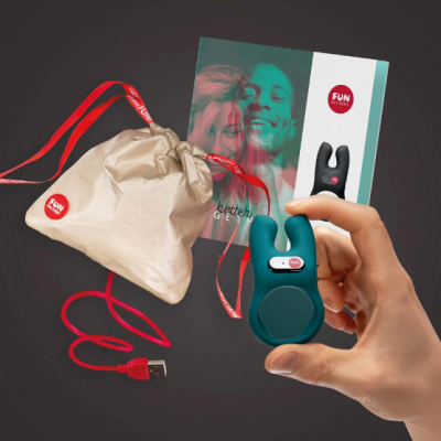 Dispositivo azul com cabo USB vermelho, embalagem em pano e caixa com foto de casal