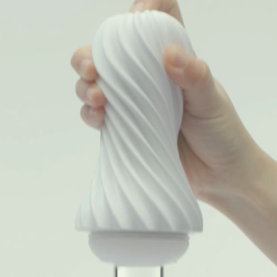 Dispositivo branco texturizado com padrão espiral segurado por uma mão