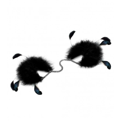 Algemas de pelúcia preta com penas e corrente prateada