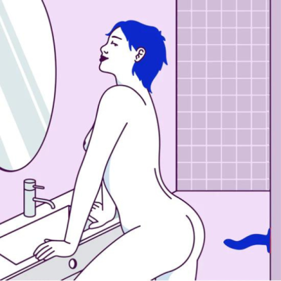 Ilustração de mulher nua com cabelo azul na casa de banho a apoiar-se numa pia