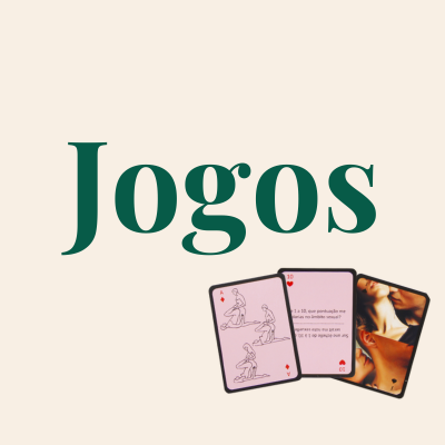 Texto Jogos e três cartas de baralho com desenhos e fotografia sobre fundo bege