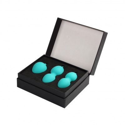 Conjunto de três bolas de exercício azuis numa caixa preta aberta