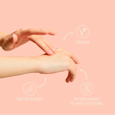 Mãos aplicando creme com textos VEGAN, WATER BASED, PH OPTIMIZED TO MATCH YOURS